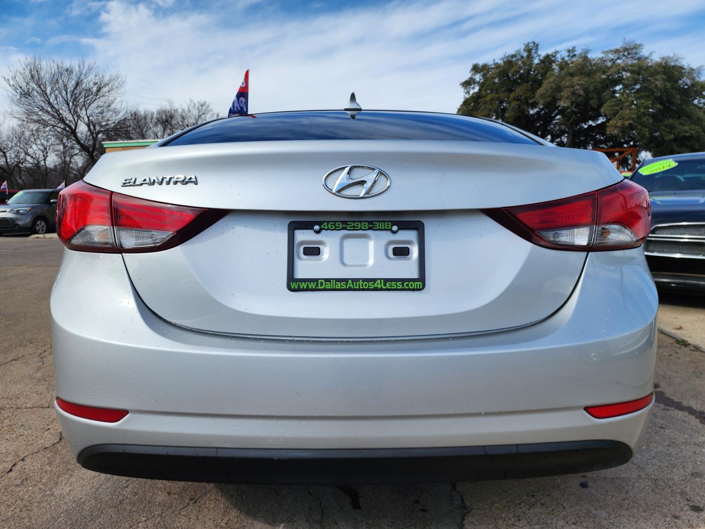 2015 SILVER Hyundai Elantra SE (5NPDH4AE4FH) with an 1.8L L4 DOHC 16V engine, 6-Speed Automatic transmission, located at 2660 S.Garland Avenue, Garland, TX, 75041, (469) 298-3118, 32.885551, -96.655602 - Photo#4